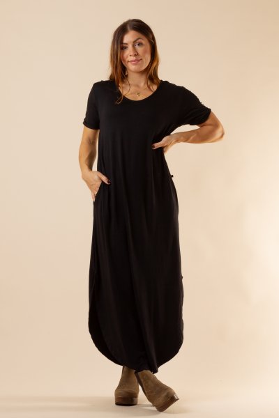 Hitta den perfekta svarta klänningen till ett överkomligt pris på Hangmatta.com.