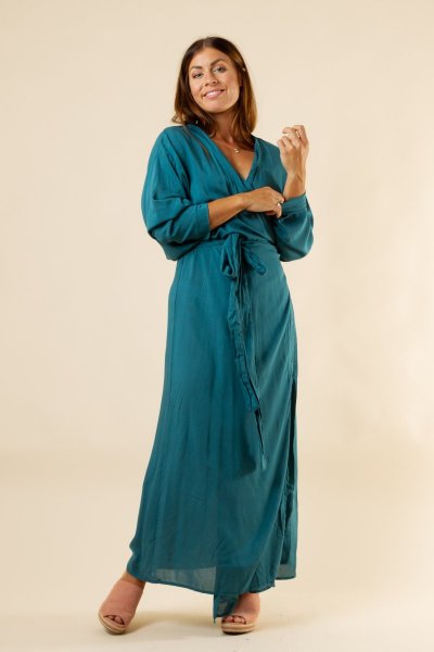 Framifrån bild på modell som bär VISKAN KIMONO DRESS PLAIN BLUE