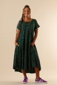 Få uppmärksamhet med BALLERINA DRESS ZEBRA GREEN PRINT från hängmatta.com. En unik klänning med fickor och zebramönster som gara