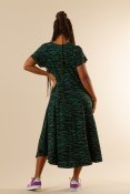 Få en unik look med BALLERINA DRESS ZEBRA GREEN PRINT från hängmatta.com. En klänning med fickor, vacker passform och härligt ze