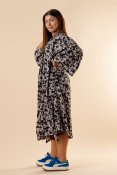 Upptäck den perfekta kombinationen av stil och komfort med CASUAL KIMONO FLOWER BLACK från Hangmatta.com! Denna bekväma kimono h