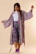 Ge din outfit en touch av elegans med vår Casual Kimono Flower Purple från Hangmatta.com! Med sitt vackra blommiga mönster och a