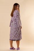 Gör ett fashion statement med vår Casual Kimono Flower Purple från Hangmatta.com! Den lila blommiga mönstret ger en unik och tre