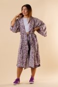 Skapa en avslappnad och trendig look med vår Casual Kimono Flower Purple från Hangmatta.com! Den eleganta kimono har en bekväm p