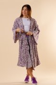 Uppdatera din stil med vår trendiga Casual Kimono Flower Purple från Hangmatta.com! Med sitt vackra blommiga mönster i lila tone