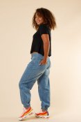 Modellen som står från sidan: Njut av den stilfulla Grimeton Pant Jeans i Indigo Blue. Modellen visar den välformade passformen