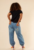 Upptäck den tidlösa stilen med Grimeton Pant Jeans i Indigo Blue. Modellen visar sitt självsäkra sätt med händerna i bakfickorna