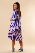 Upptäck den perfekta sommarklänningen med vår KIHE DRESS PINK/PURPLE på hangmatta.com. Med dess livliga och färgstarka design oc