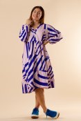 Känner du dig redo att rocka en färgsprakande och flirtig stil? Kolla då in vår KIHE DRESS PINK/PURPLE på hangmatta.com. Denna k
