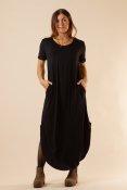 Upptäck vårt stora utbud av prisvärda svarta klänningar online på Hangmatta.com och hitta den perfekta klänningen för dig.