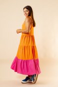 Ge din garderob en färgglad touch med denna Solby-klänning i orange och rosa. Det perfekta valet för en sommarfylld dag eller en