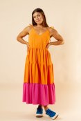 Uppgradera din garderob med denna stilrena och eleganta klänning från Solby. Den vackra färgkombinationen i orange och rosa ger 