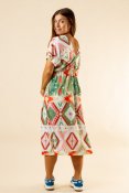 Letar du efter en ny klänning till din garderob? Hos Hangmatta.com hittar du ett brett utbud av klänningar för alla tillfällen.