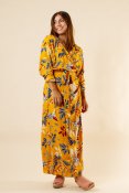 Denna blommiga gula kimonoklänning är ett riktigt statementplagg för din garderob. Tillverkad med omsorg i högkvalitativt materi