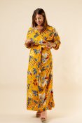Upptäck den perfekta kombinationen av stil och bekvämlighet med vår Viskan Kimono Dress Flower Yellow. Med sin unika design och 