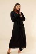 Viskan Kimono Dress Plain Black - den perfekta svarta klänningen för alla tillfällen finns nu tillgänglig på Hangmatta.com.