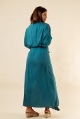 Bakifrån bild på modell som bär VISKAN KIMONO DRESS PLAIN BLUE