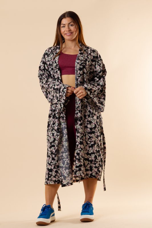 Uppgradera din stil med CASUAL KIMONO FLOWER BLACK från Hangmatta.com! Denna stilfulla och bekväma kimono är tillverkad i högkva