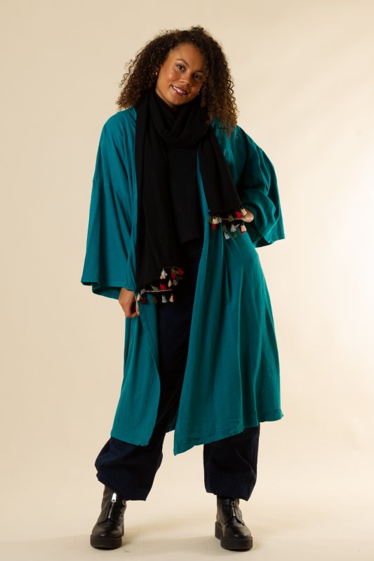 Framifrån bild av Casual <b>Kimono</b> Ocean på en person, designad i Sverige med en mix av bomull och linne och en grön-blå nya