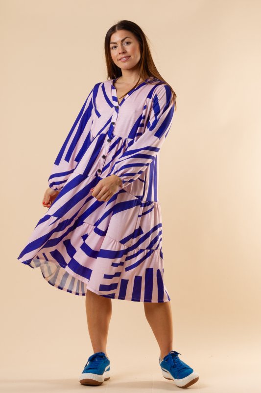 Skapa en trendig och feminin look med vår KIHE DRESS PINK/PURPLE. Denna ljuvliga klänning har en vacker blommig design och en lä