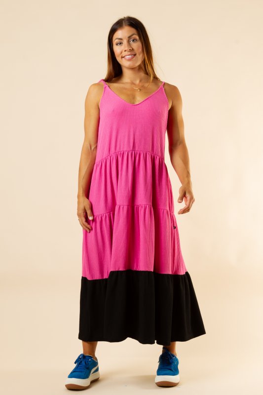 Ge din garderob en ny dimension med den vackra SOLBY DRESS PINK&BLACK!